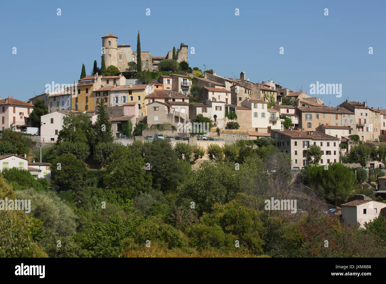 Callian, pueblo medieval encaramado en lo alto de las colinas entre Montauroux y Fayence, Provence-Alpes-Côte d'Azur, en el sudeste de Francia, Europa Foto de stock