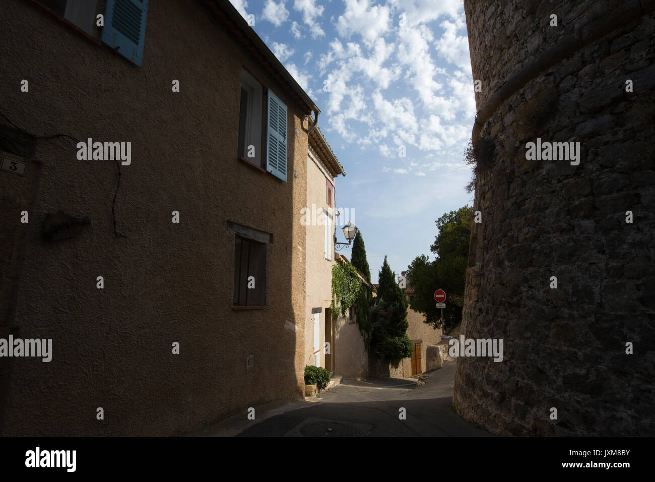Callian, pueblo medieval encaramado en lo alto de las colinas entre Montauroux y Fayence, Provence-Alpes-Côte d'Azur, en el sudeste de Francia, Europa Foto de stock