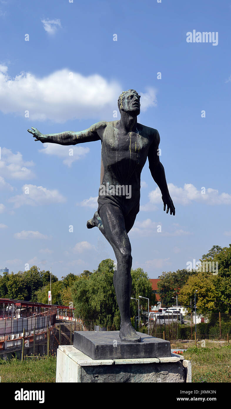 Bucarest Rumania 8 Agosto 2017 Una Estatua De Un Corredor Por Boris Caragea Se Situa Delante De La Dinamo Bucaresti Stadium De Stefan Cel Mare Fotografia De Stock Alamy