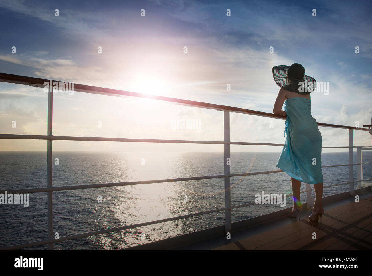 Mujer recostada en barandillas, mirando a ver, vista trasera, Abercorn, Acklins y torcidos, las Islas Bahamas, América del Norte Foto de stock