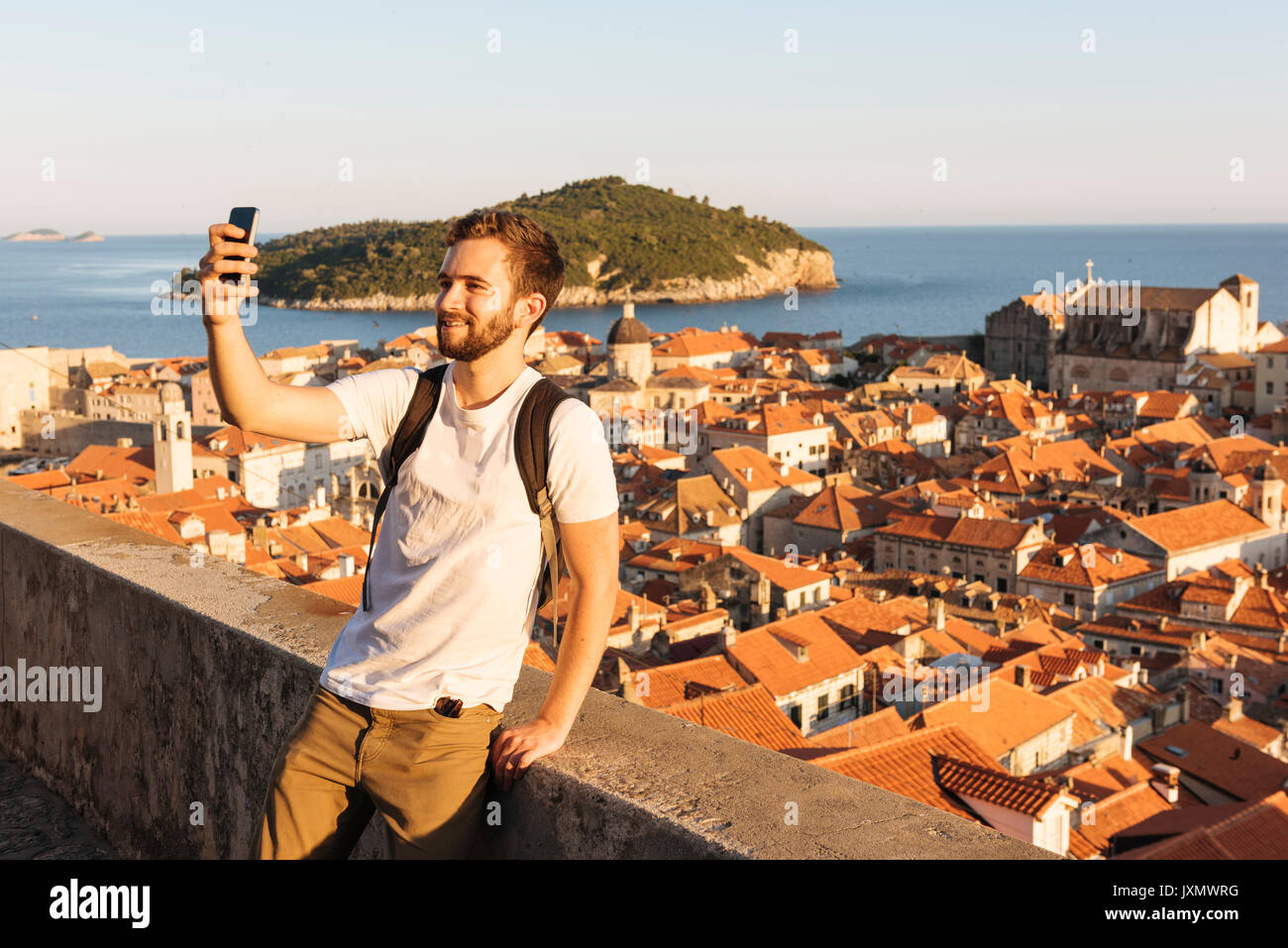 El hombre tomando Dubrovacko-Neretvanska selfie, Dubrovnik, Croacia, Europa Foto de stock
