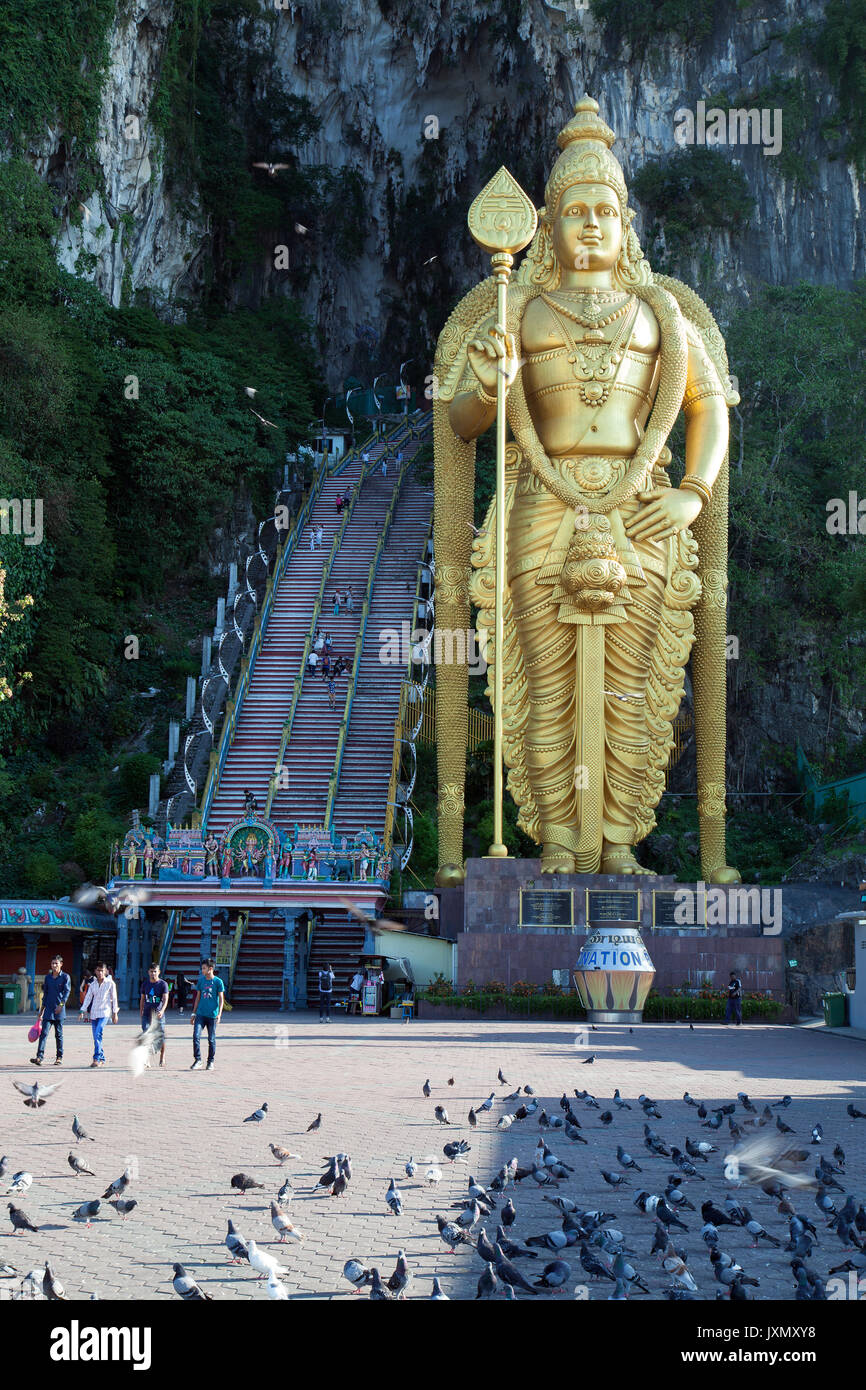 Kuala Lumpur, Malasia - 16 de febrero de 2016 : el mas alto del mundo estatua de Murugan, una deidad Hindú, situado fuera de las Cuevas Batu. Foto de stock