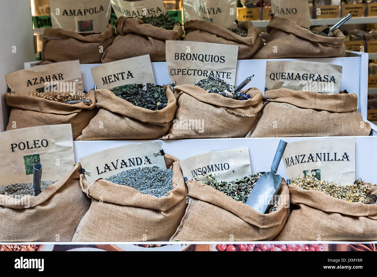 Mercado tradicional de plantas medicinales, Granada, España Foto de stock
