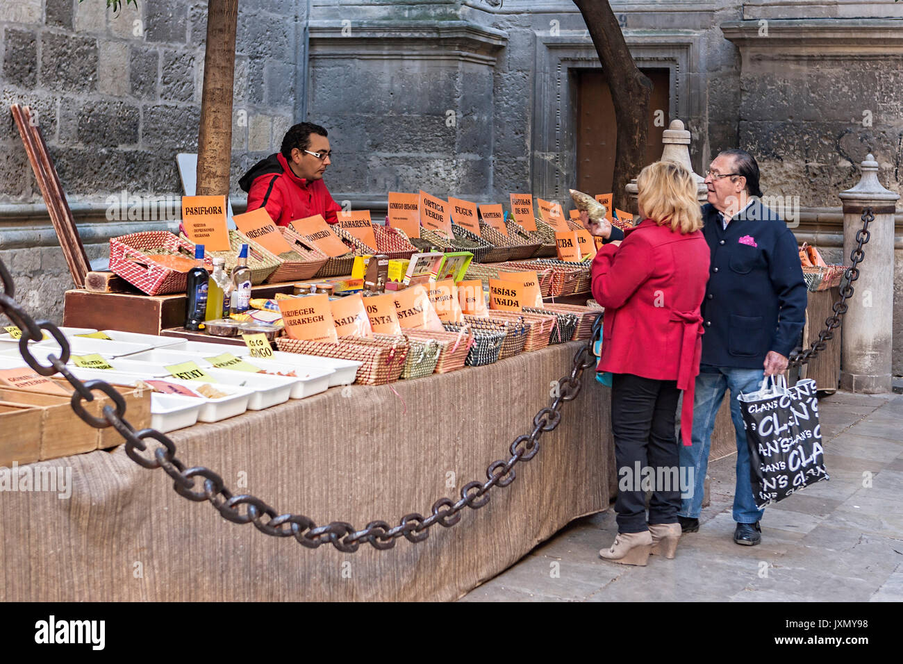 Mercado tradicional de plantas medicinales, Granada, España Foto de stock