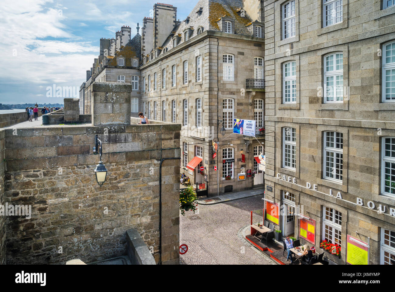 Francia, Bretaña, Saint-Malo, ciudad amurallada casa de granito fachadas en Porte de Dinan Foto de stock