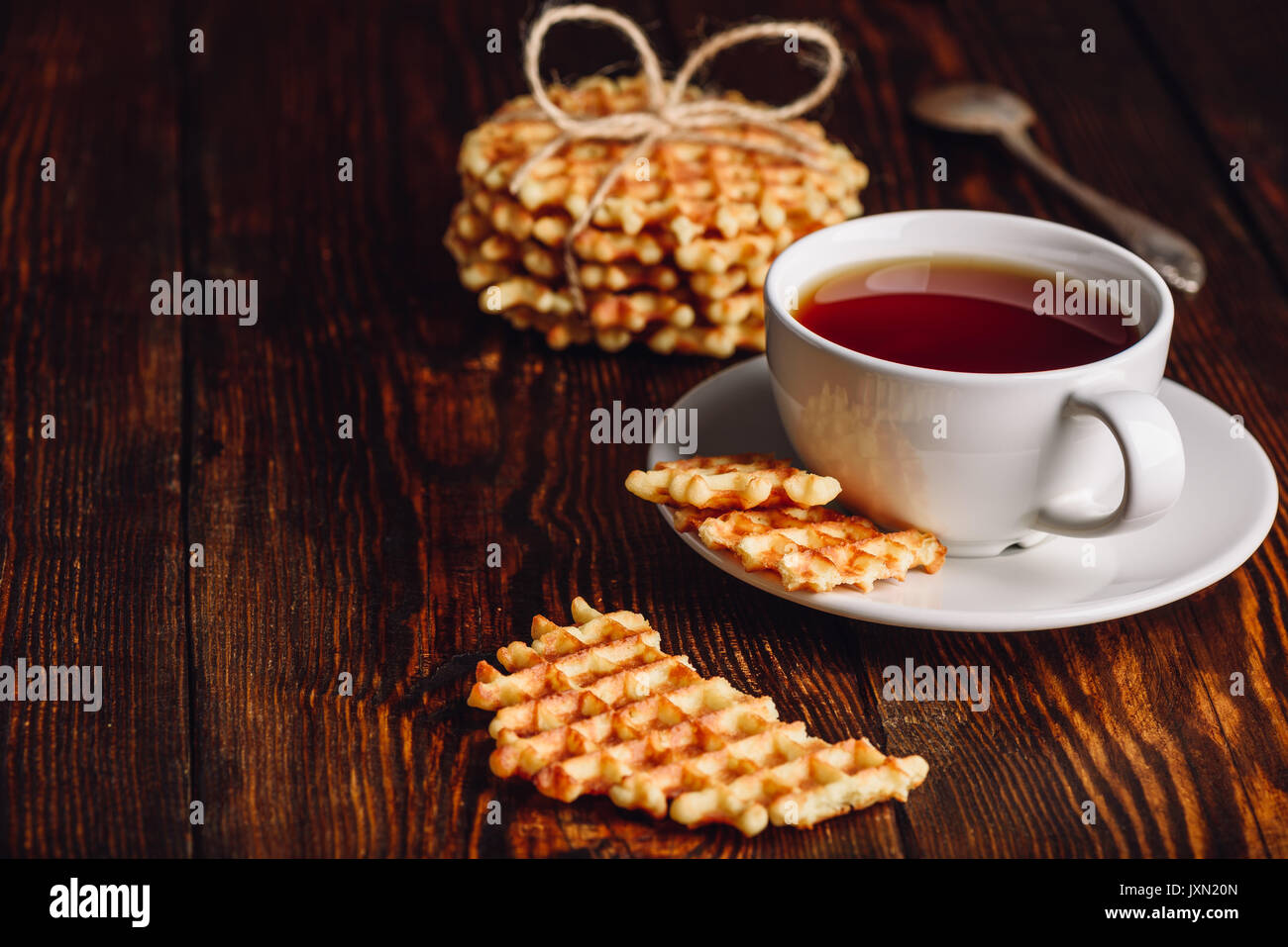 Postre con taza de té y galletas. Copie el espacio a la izquierda. Foto de stock