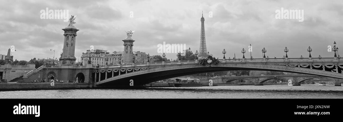 Una vista panorámica de París que muestra el Puente Alexandre III y la Torre Eiffel detrás, rodada en blanco y negro Foto de stock