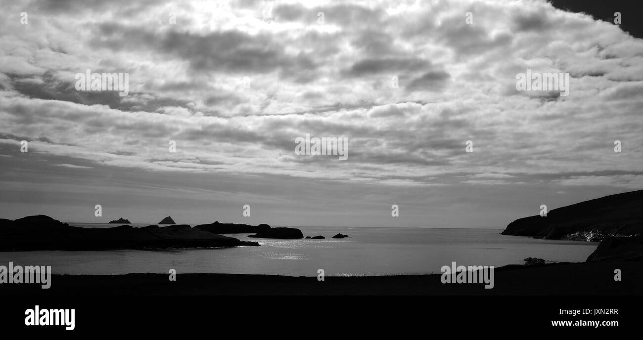 Valentia Island con la Skellig rocas en la distancia en el condado de Kerry, Irlanda Foto de stock