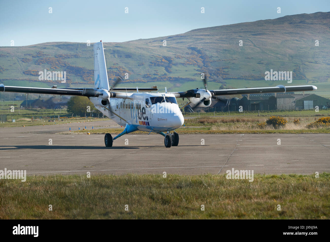 Loganair (Flybe), Twin Otter, llegando al aeropuerto de Campbeltown, de Kintyre, Escocia. Foto de stock
