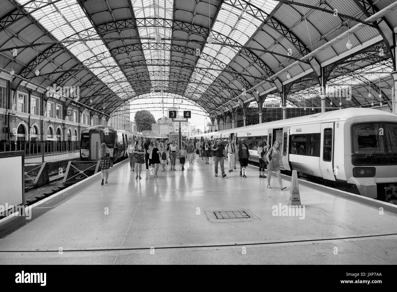 Los pasajeros de un tren a la estación Victoria de Londres Foto de stock