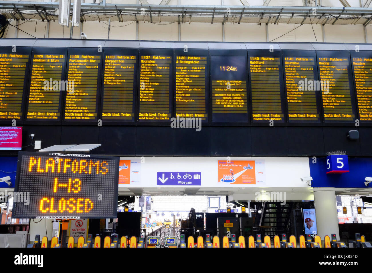 La estación de Waterloo en Londres el día un descarrilamiento agregado al caos causado por las obras de mejora que tienen plataformas cerradas. Adoptada el 16 de agosto de 2017. Foto de stock