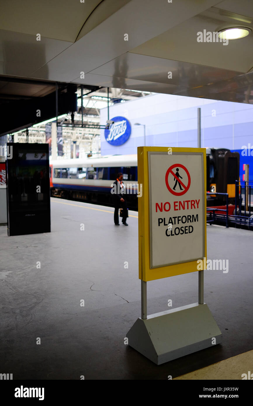 La estación de Waterloo, Londres, el día en que un descarrilamiento agregado al caos causado por las obras de mejora que tienen plataformas cerradas. Adoptada el 16 de agosto de 2017 Foto de stock