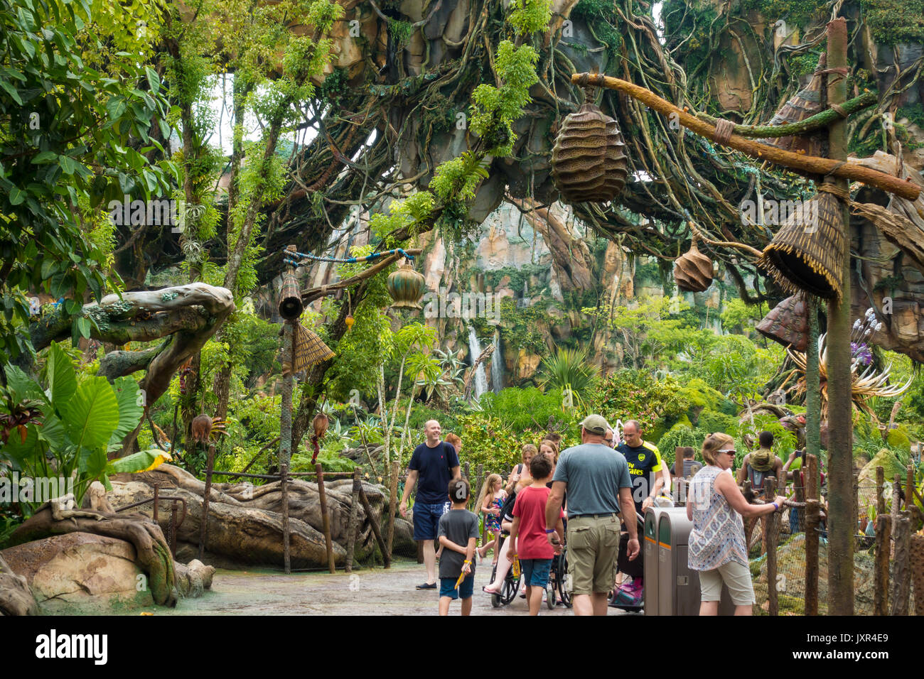 Los visitantes al mundo de Pandora de avatar en disneys Animal Kingdom Theme Park Foto de stock