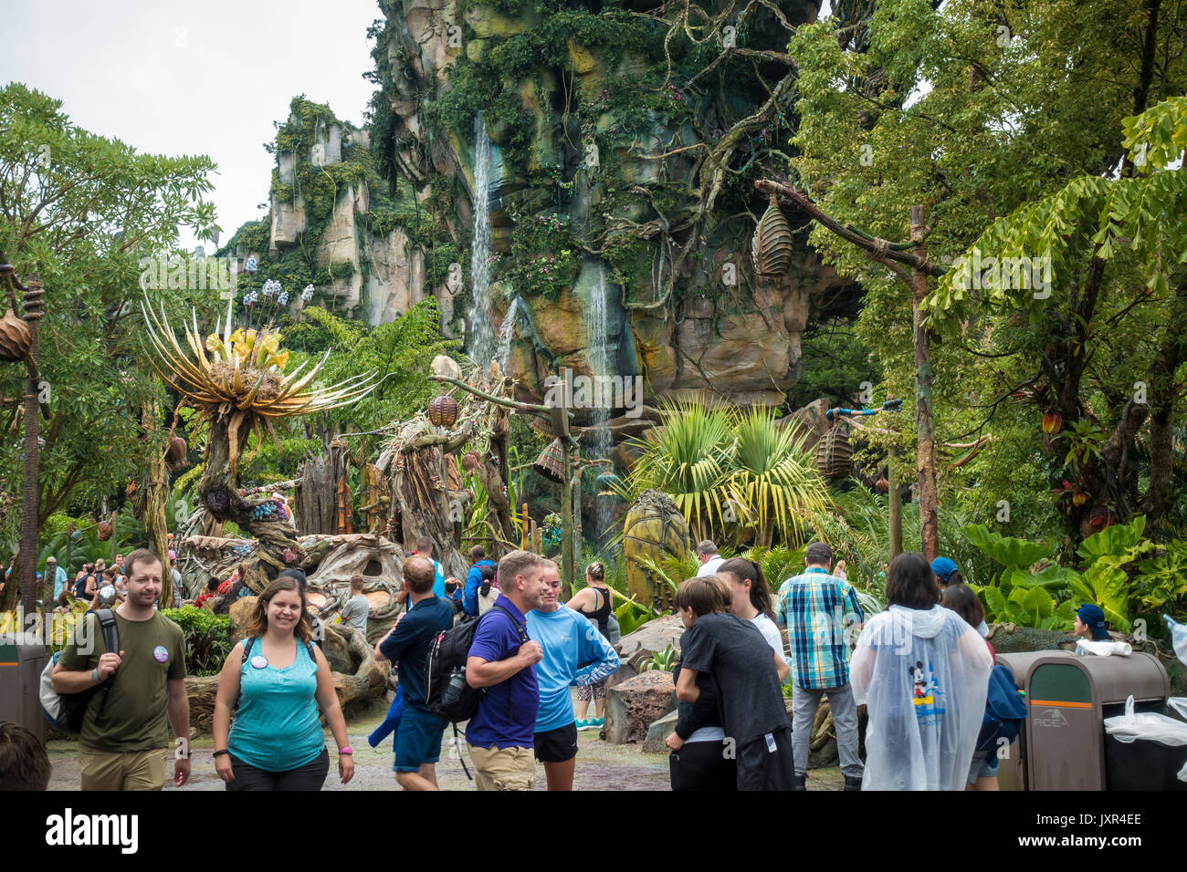 Los visitantes al mundo de Pandora de avatar en disneys Animal Kingdom Theme Park Foto de stock