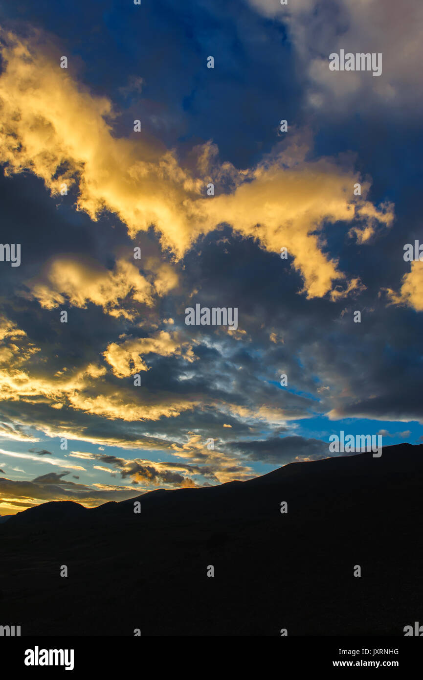Scenic el atardecer y el amanecer en la región montañosa de Altai Foto de stock