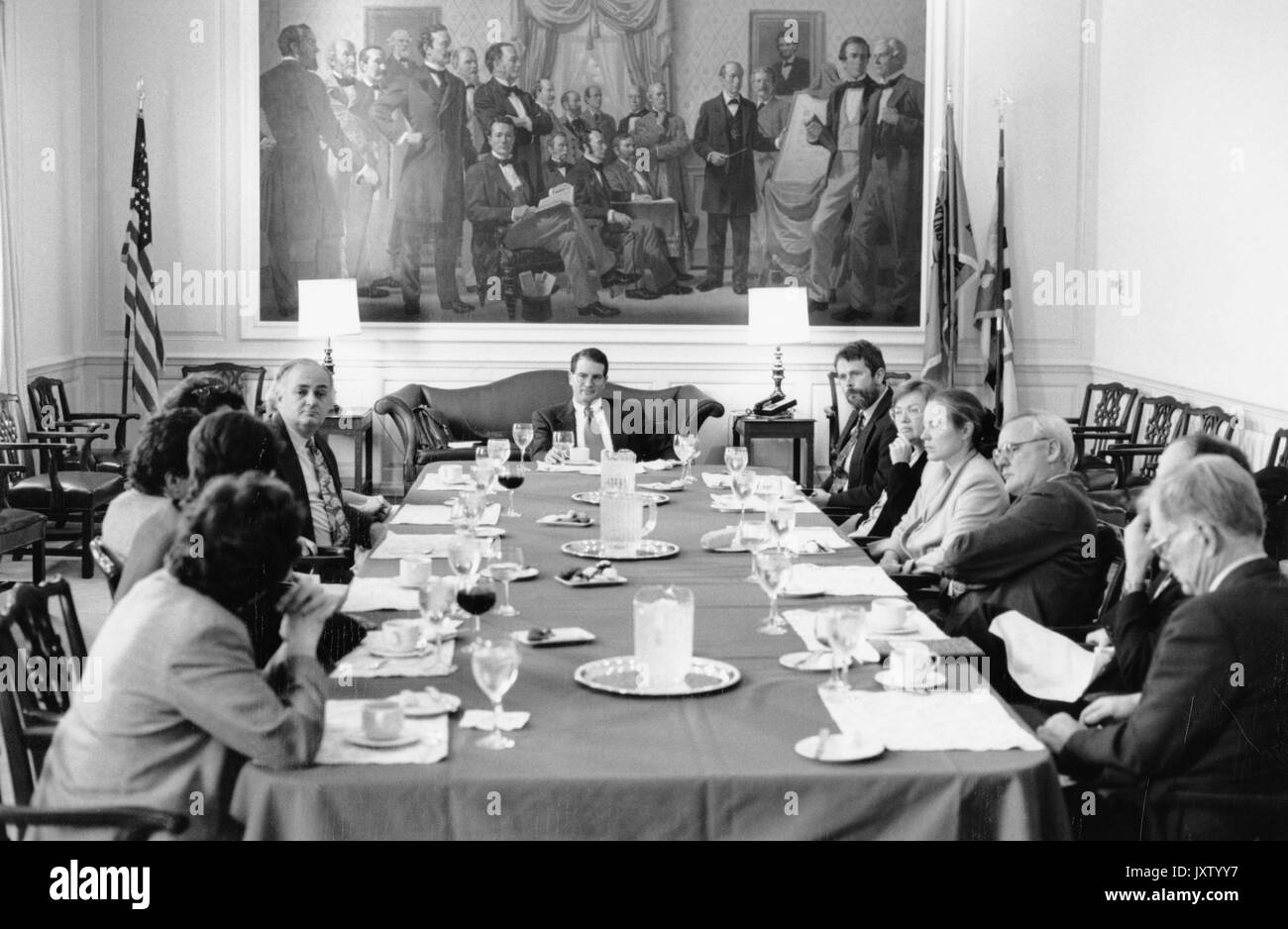 William Ralph Brody, reunión en Shriver Hall sala de juntas con el Comité para el siglo XXI, 1996. Foto de stock