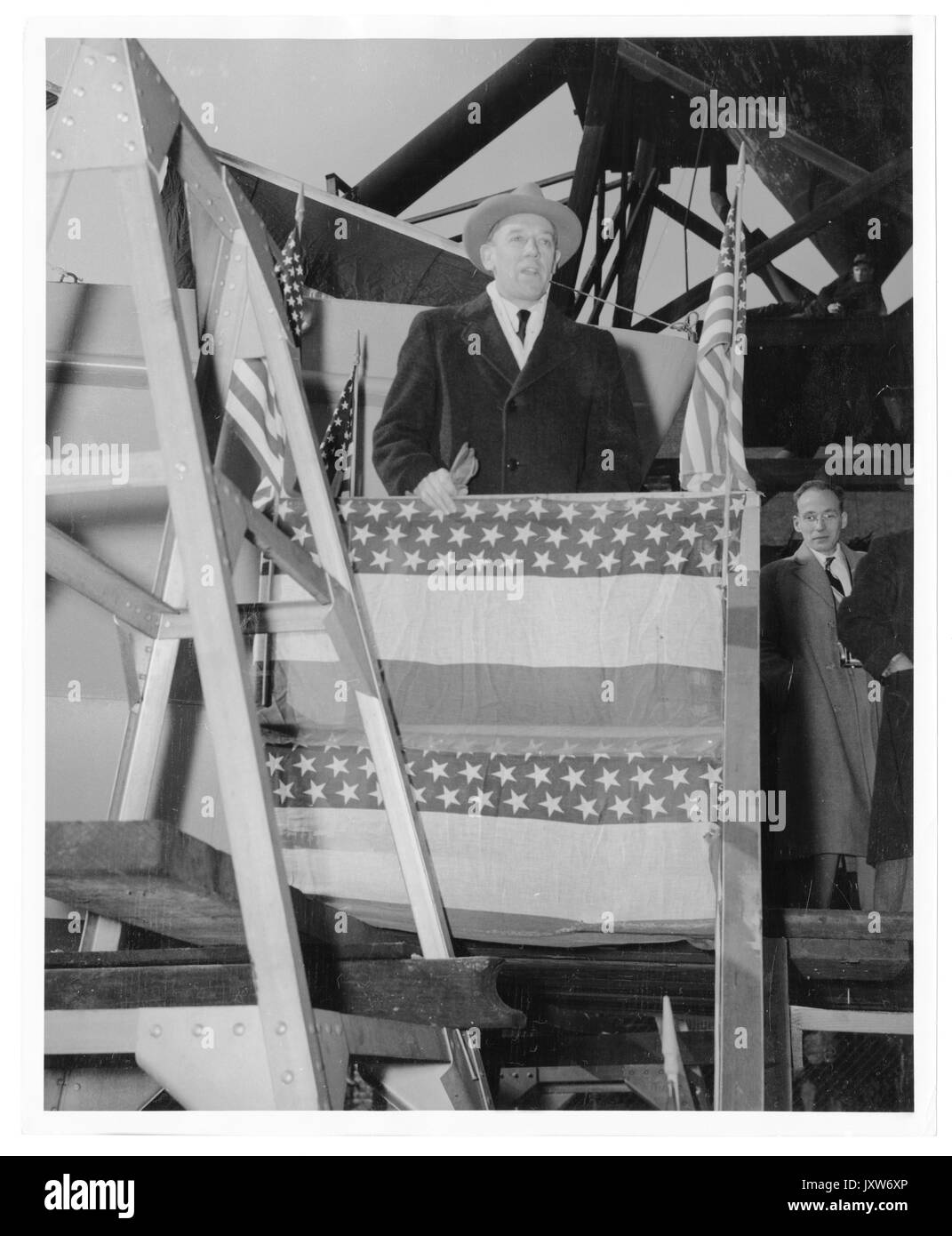 Detlev wulf bronk, franco fotografía, de pie, de la cintura para arriba, toda la cara, al podio con hombre no identificado en el fondo, 1950. Foto de stock