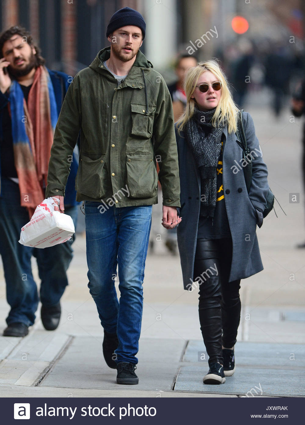 Dakota Fanning y Jamie Strachan. Dakota Fanning va a dar un paseo mientras mantiene las manos