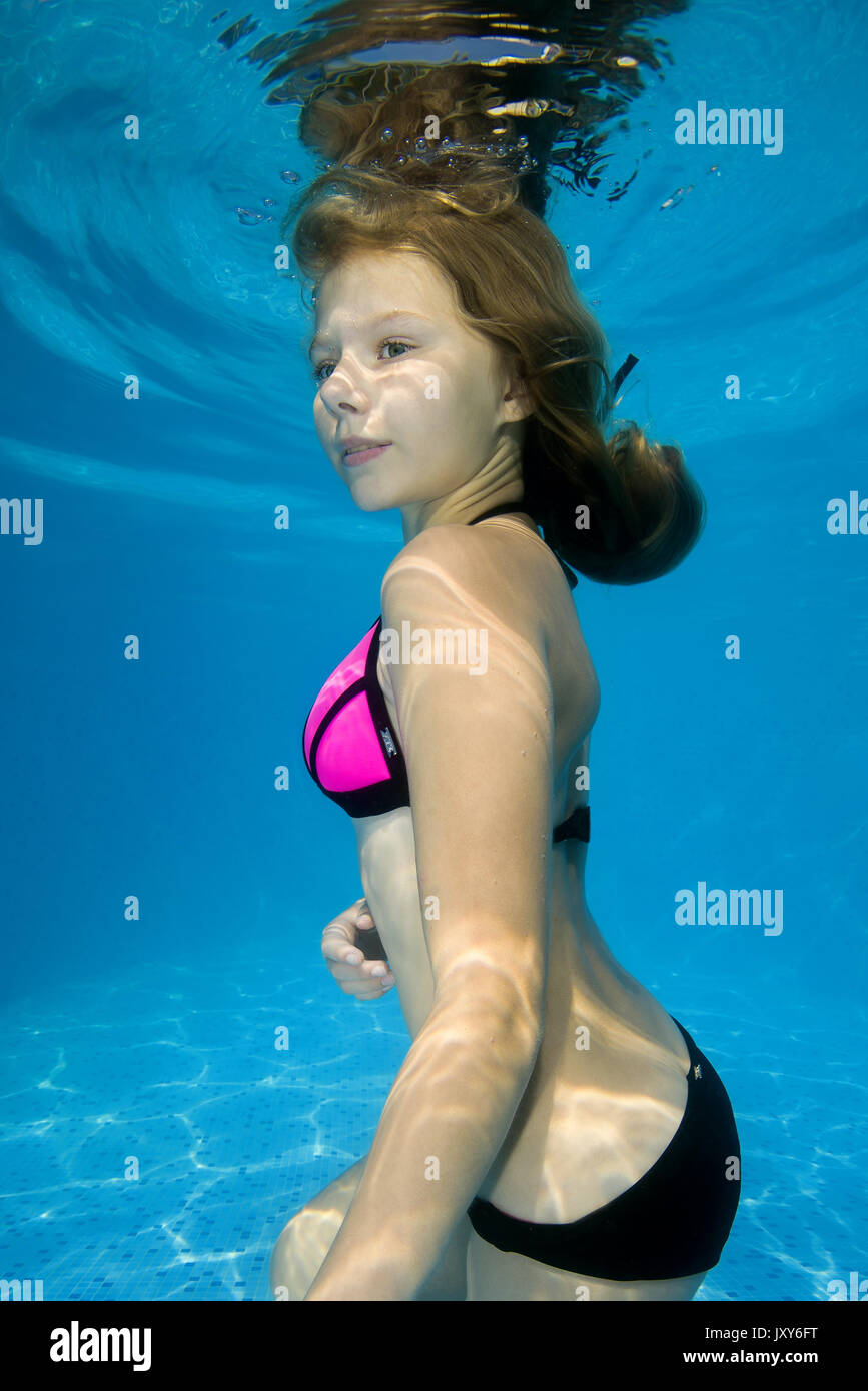 Beautiful teen girl in bikini fotografías e imágenes de alta resolución -  Alamy