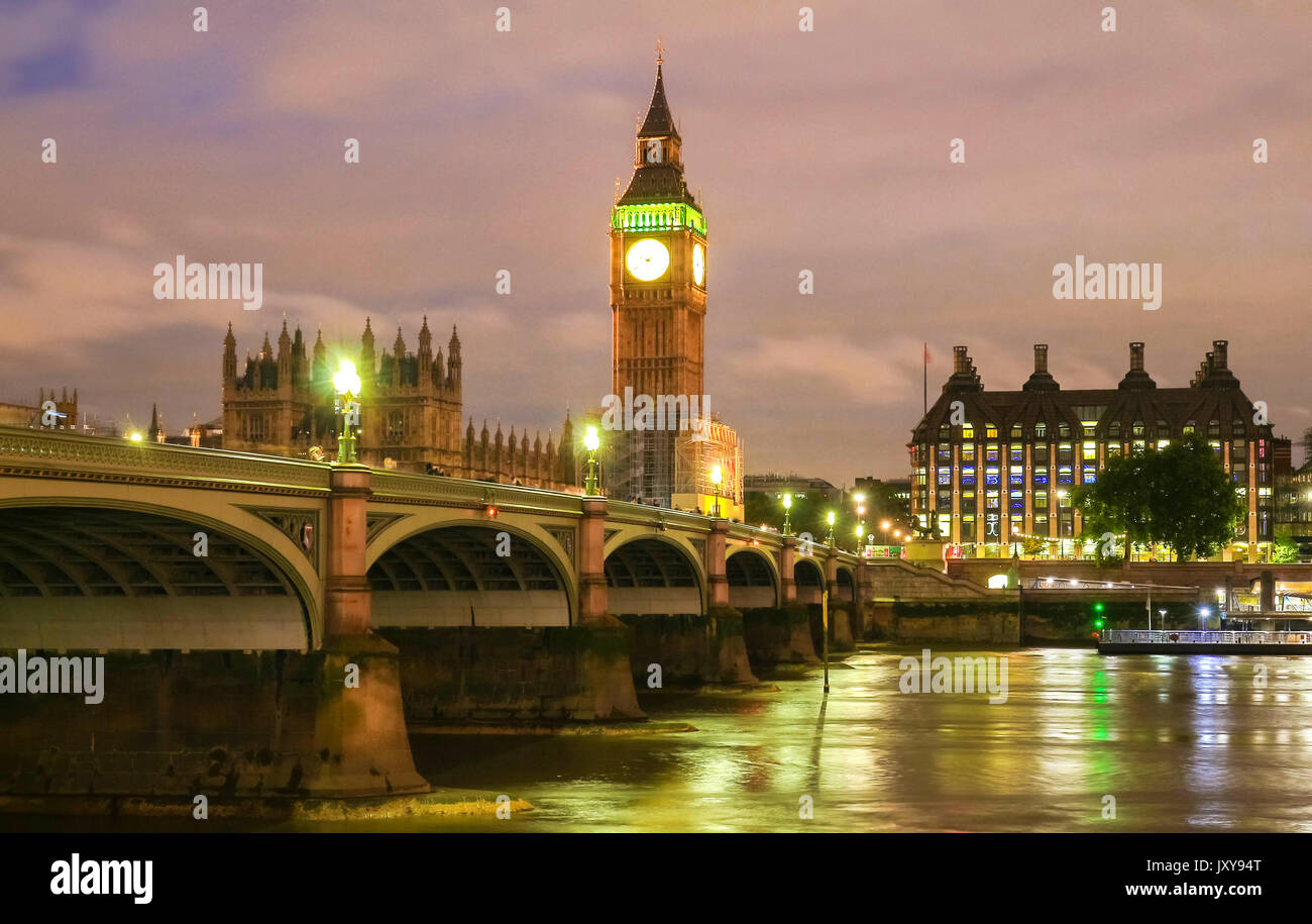 El Big Ben y Westminster Bridge en Londres. Foto de stock