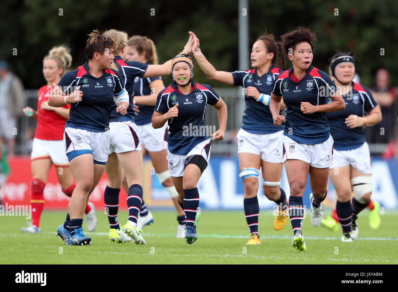 Los jugadores de Hong Kong celebrar un try anotado por Natasha Olson Thorne durante el 2017 Copa del Mundo de Rugby de mujeres, la piscina, un partido en el UCD Bowl, Dublín. Foto de stock