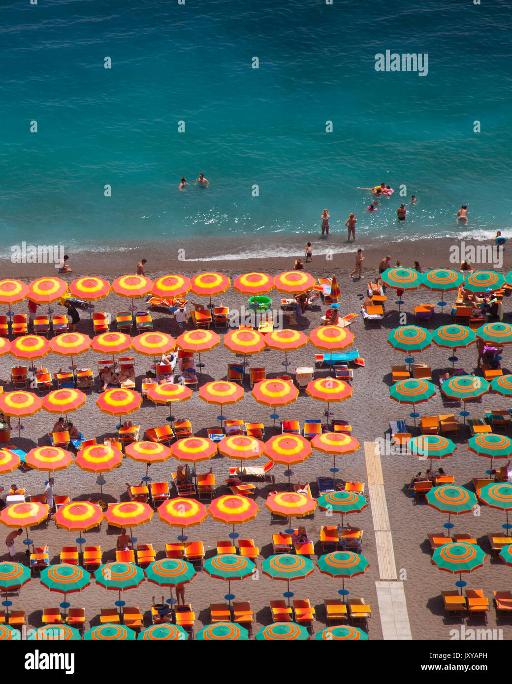Coloridas sombrillas de playa en Positano - a lo largo de la costa de Amalfi, Campania Italia Foto de stock