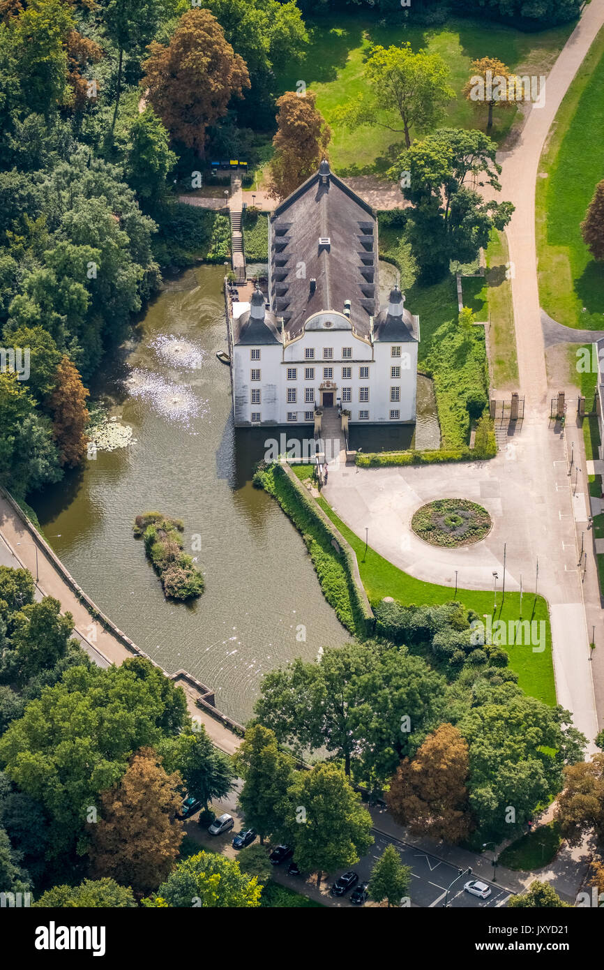 Schloss Borbeck, barroco moated castillo, casa principal y los edificios de la granja de forma alargada, rizado gable, Castle Park está diseñado como un paisaje inglés garde Foto de stock