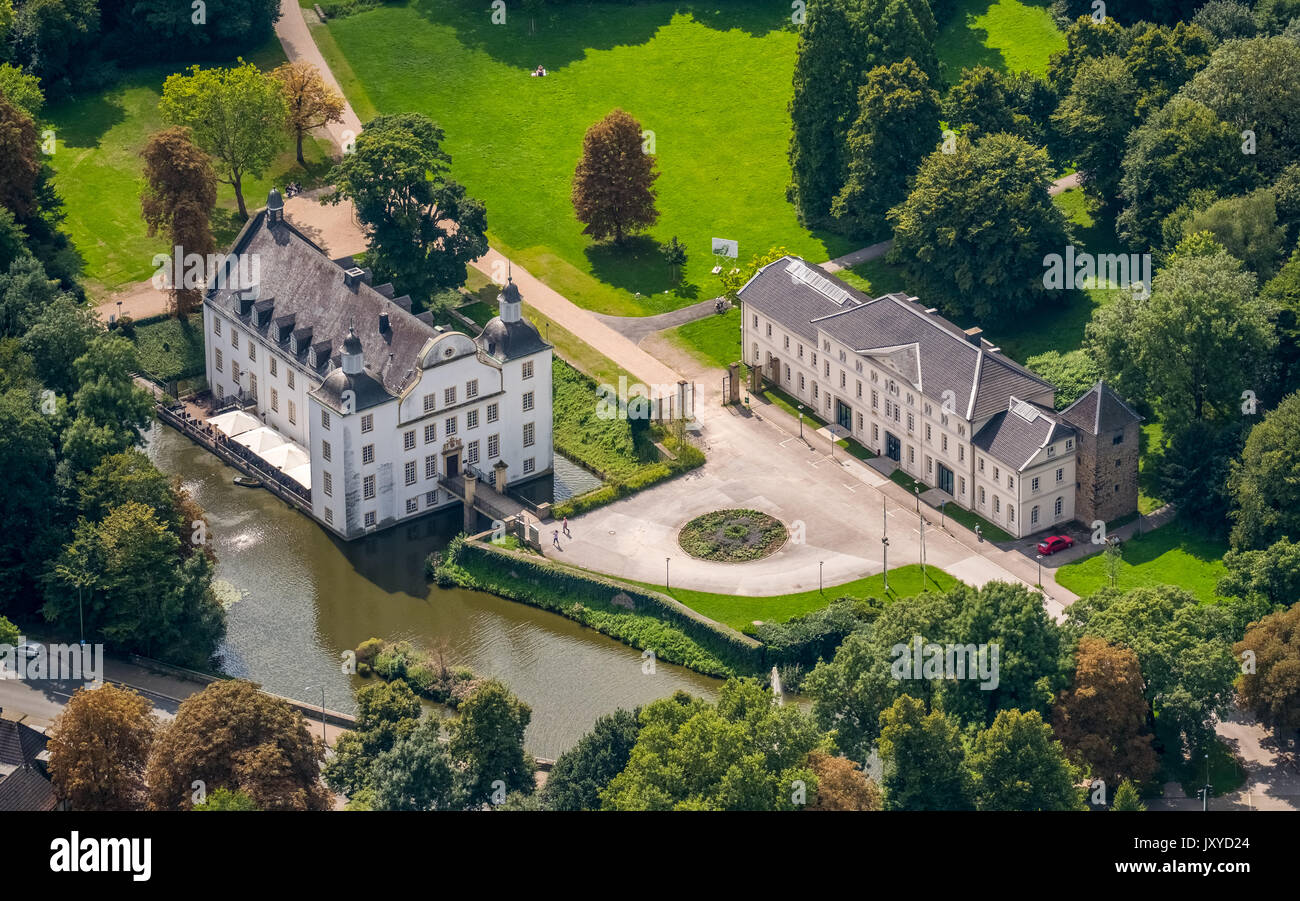 Schloss Borbeck, barroco moated castillo, casa principal y los edificios de la granja de forma alargada, rizado gable, Castle Park está diseñado como un paisaje inglés garde Foto de stock