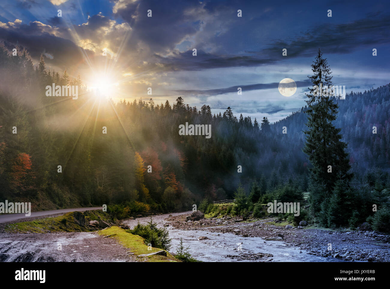 Día y noche en concepto de cambio de hora a lo largo de bosque neblinoso y río. Hermoso paisaje otoñal en montañas con sol y luna llena Foto de stock