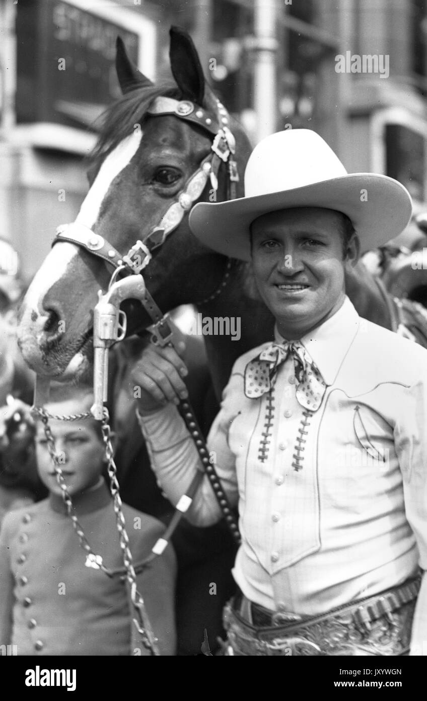 Gene Autry, Hollywood's Singing Cowboy a caballo campeón rodeado por multitudes de jóvenes en la emperatriz Hall Julio de 1953 Foto de stock