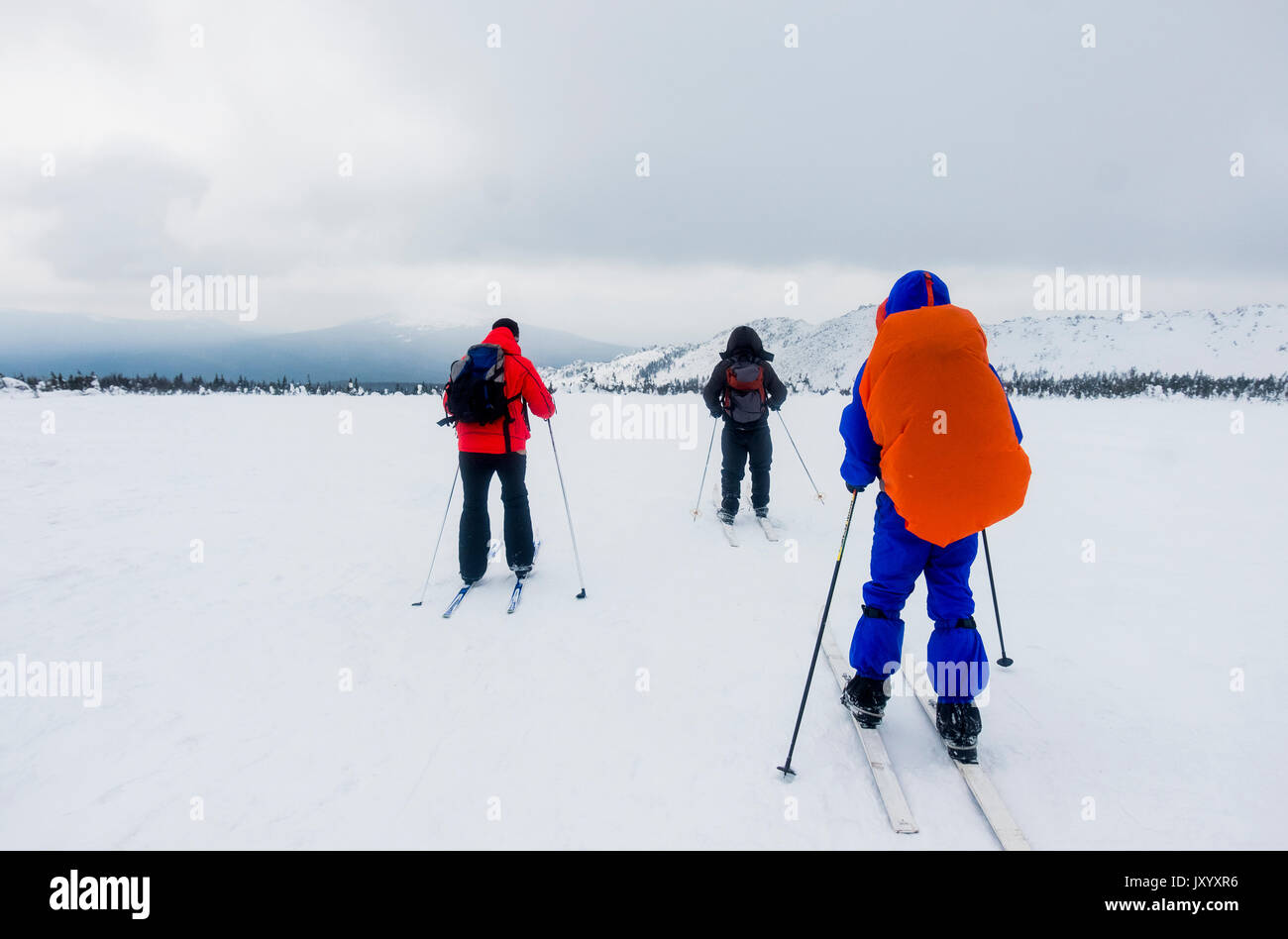 Pueblo Caucasiano esquí cross-country en el campo Foto de stock