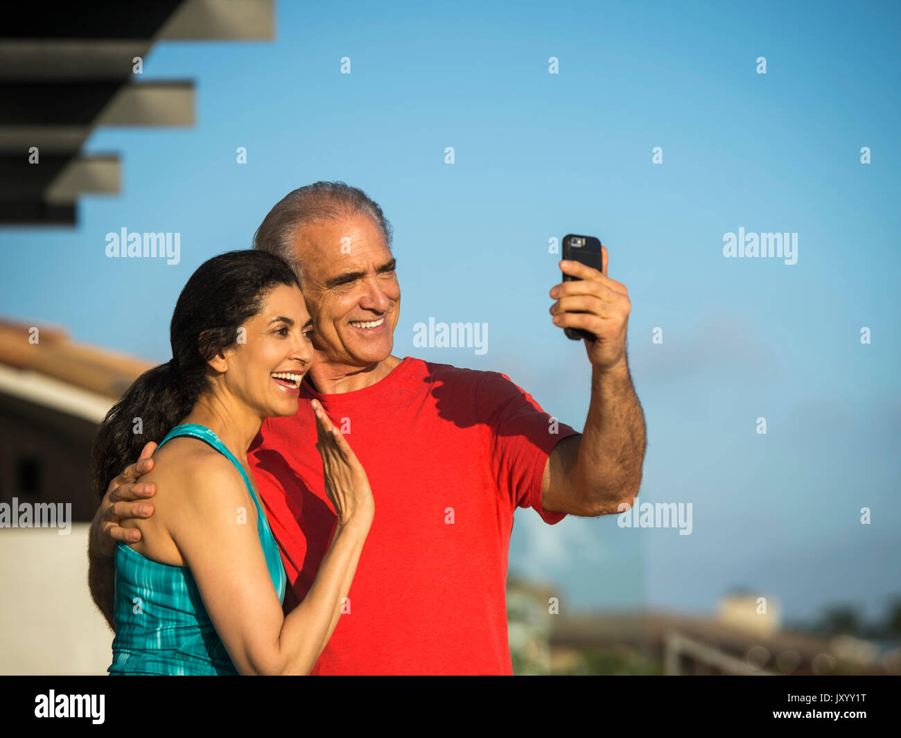 Pareja de ancianos saludando y posando para teléfono celular selfie Foto de stock