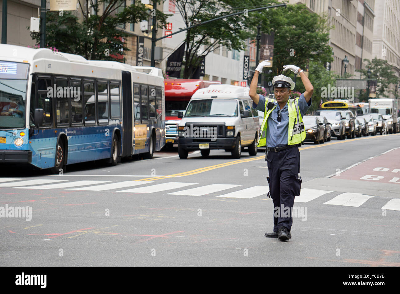 Bangladesh, una oficial de policía dirigiendo el tráfico en Broadway y 34th Street, Herlad Square, en Manhattan, Ciudad de Nueva York. Foto de stock