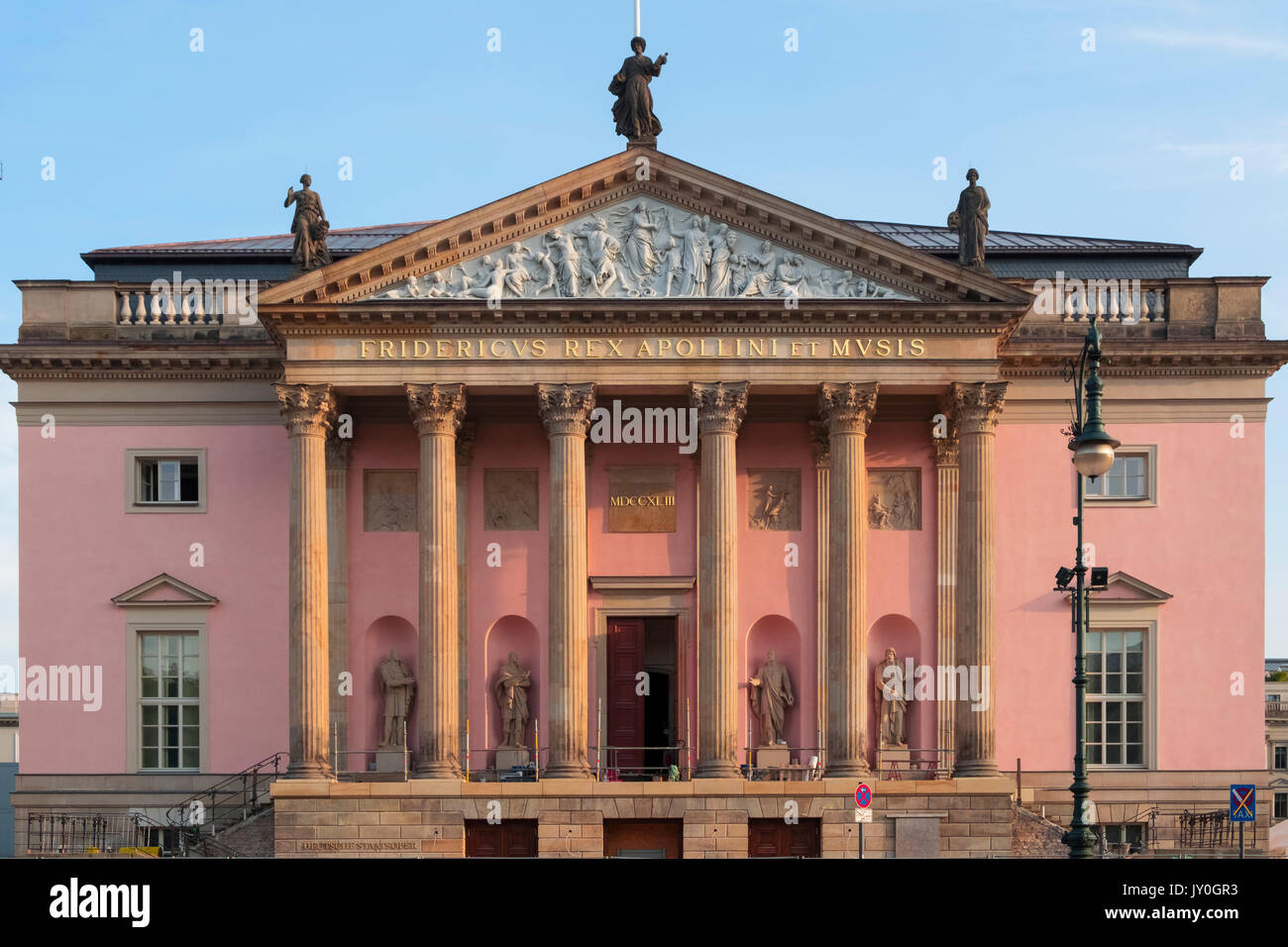Fachada exterior del renovado ópera Staatsoper en Den Linden Mitte, Berlin, Alemania Foto de stock