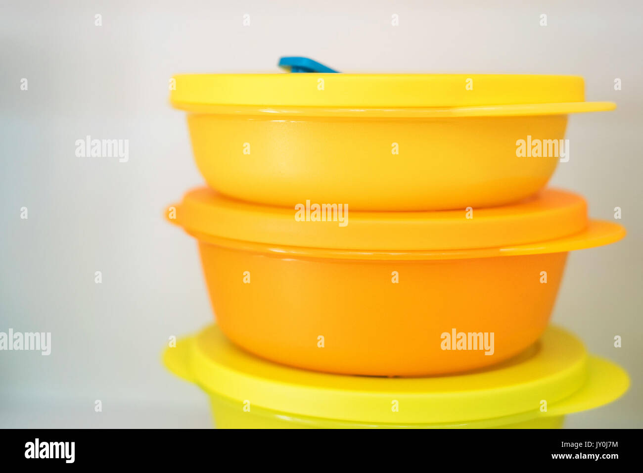 Grupo de envases de alimentos de plástico amarillo en la estantería  Fotografía de stock - Alamy
