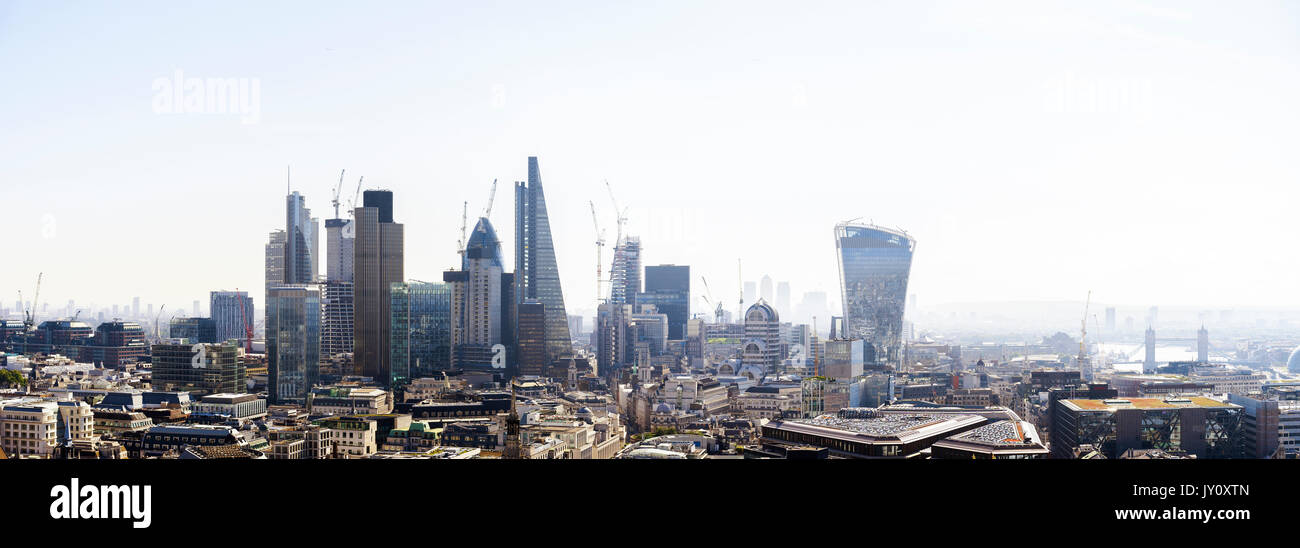 Londres, Reino Unido, antena panorama sobre el distrito financiero con vistas a Tower Bridge y canary wharf Foto de stock