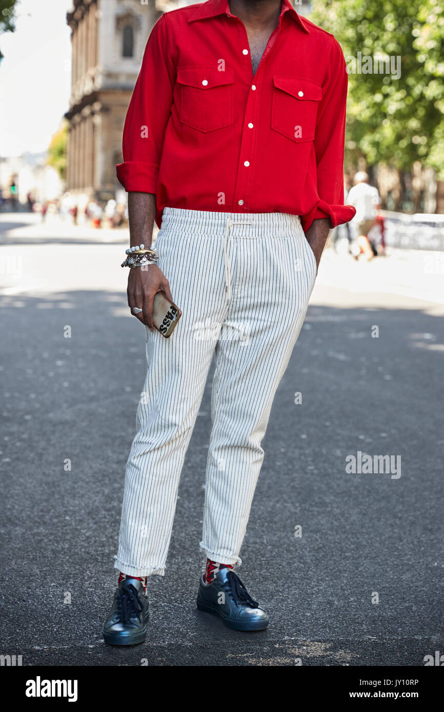 Ceder el paso En Inmoralidad Bajo la sección del hombre en la camisa roja y pantalón a rayas de luz  Fotografía de stock - Alamy