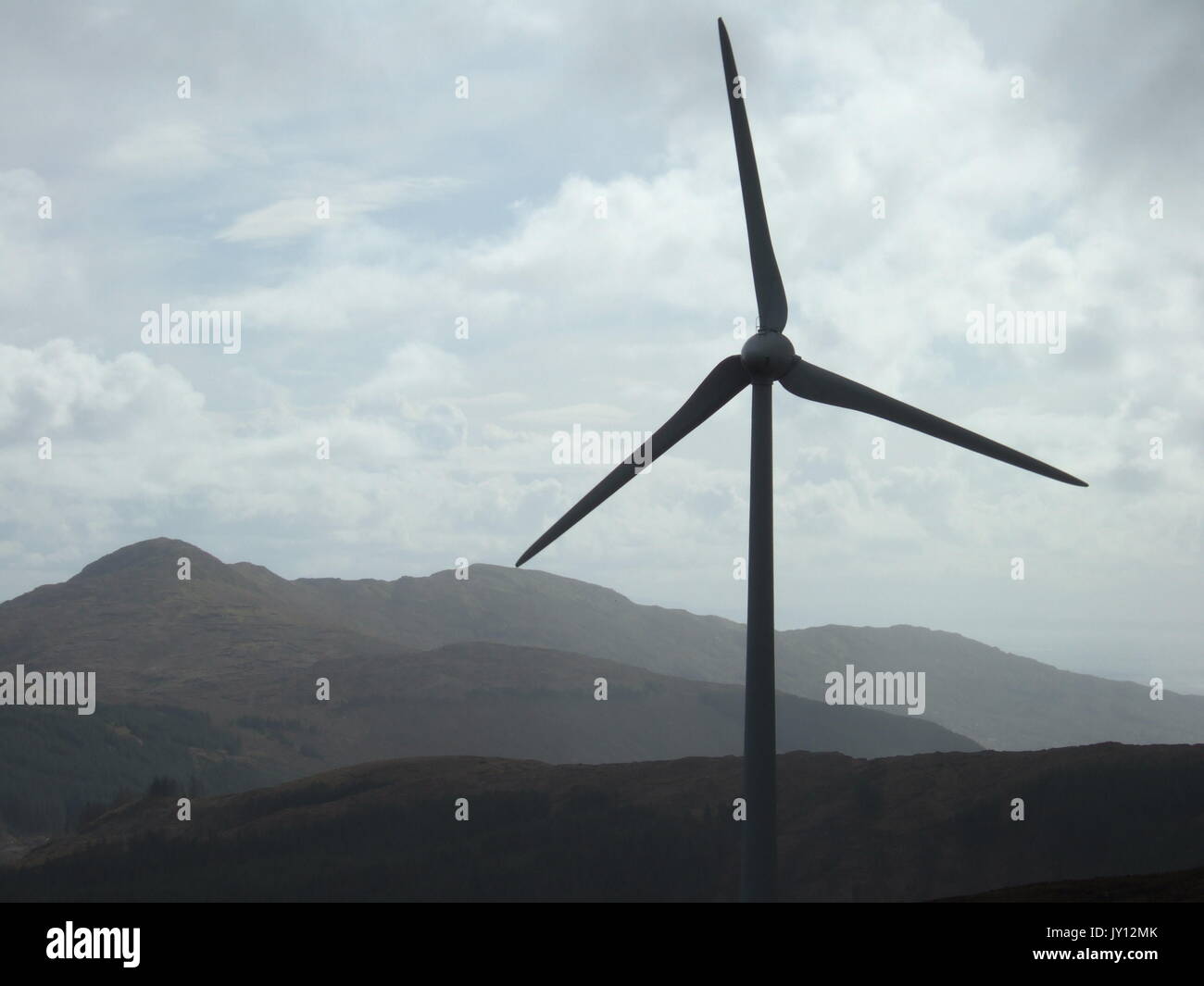 Los aerogeneradores retratada en Donegal, Agosto 11, 2017. La energía  eólica o la energía eólica describe el proceso por el cual el viento es  usado para generar electricidad. Las turbinas eólicas convierten