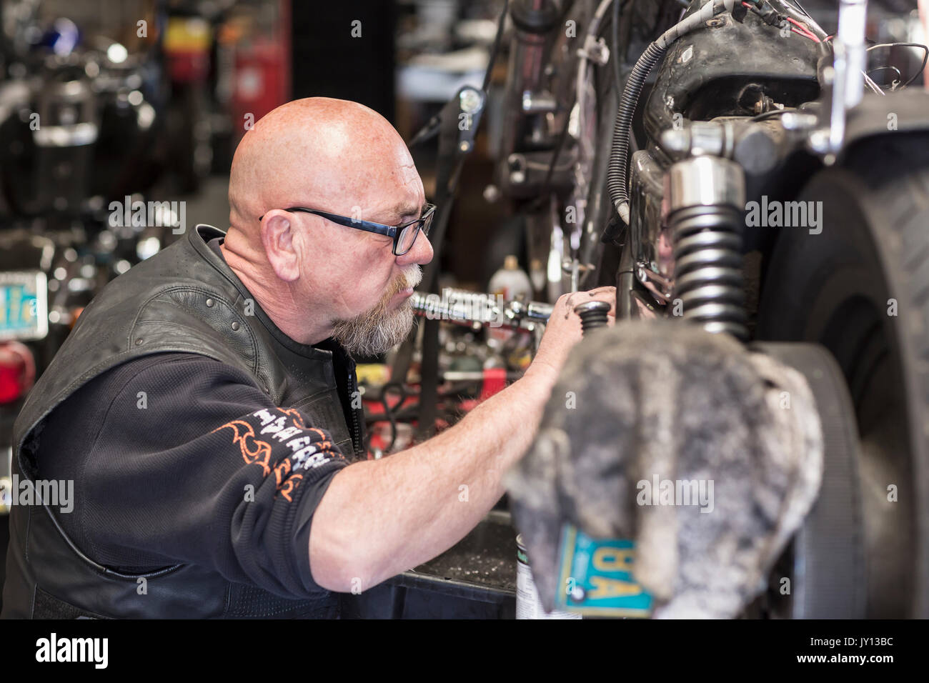 Hombre caucásico reparación de motocicleta Foto de stock