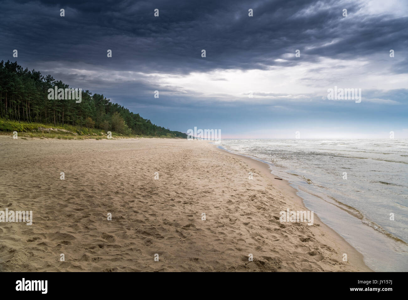 Nubarrones sobre una playa Foto de stock