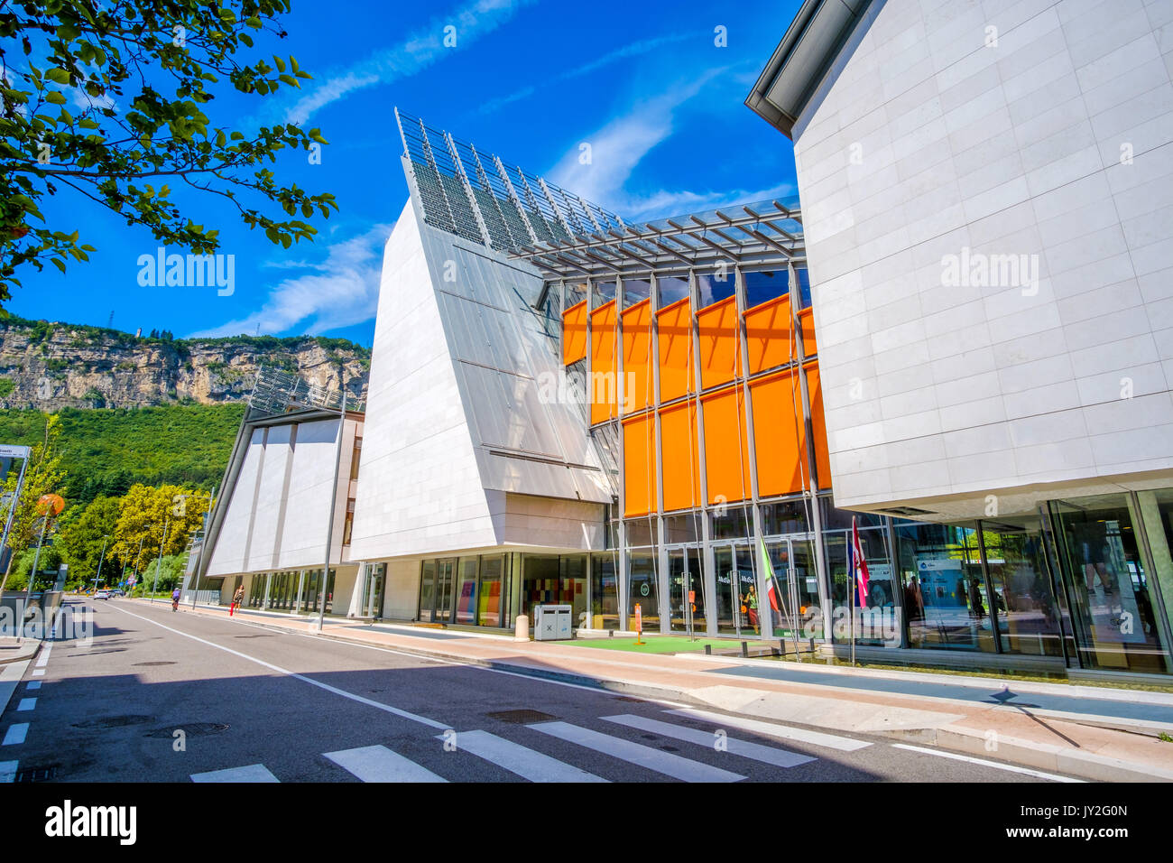 Trento, Italia, el 14 de agosto de 2017: exterior de MUSE moderno museo de historia natural - edificio diseñado por el famoso arquitecto Renzo Piano Foto de stock