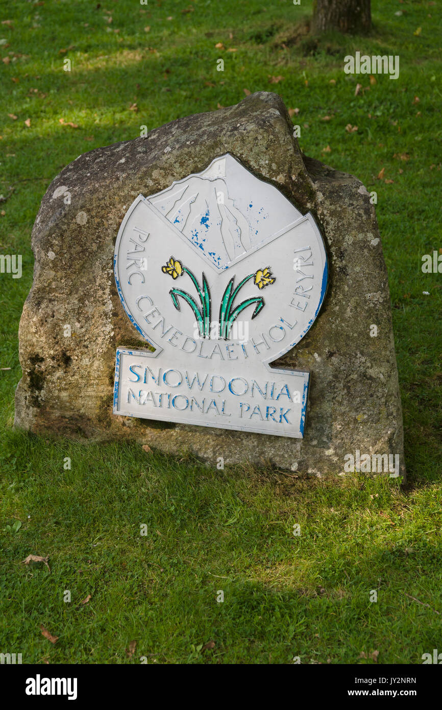 Signo de límite para el Parque Nacional de Snowdonia o Parc Cenedlaethol Eryri en galés Foto de stock