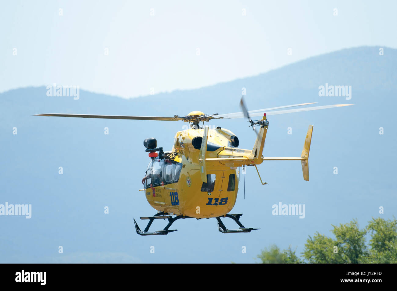 Helicóptero EC145 de Eurocopter de Servizio Sanitario di Urgenza ed Emergenza Medica SSUEM en Lucca, Toscana, Italia. El 3 de agosto de 2016 © Wojciech Strozyk / al. Foto de stock