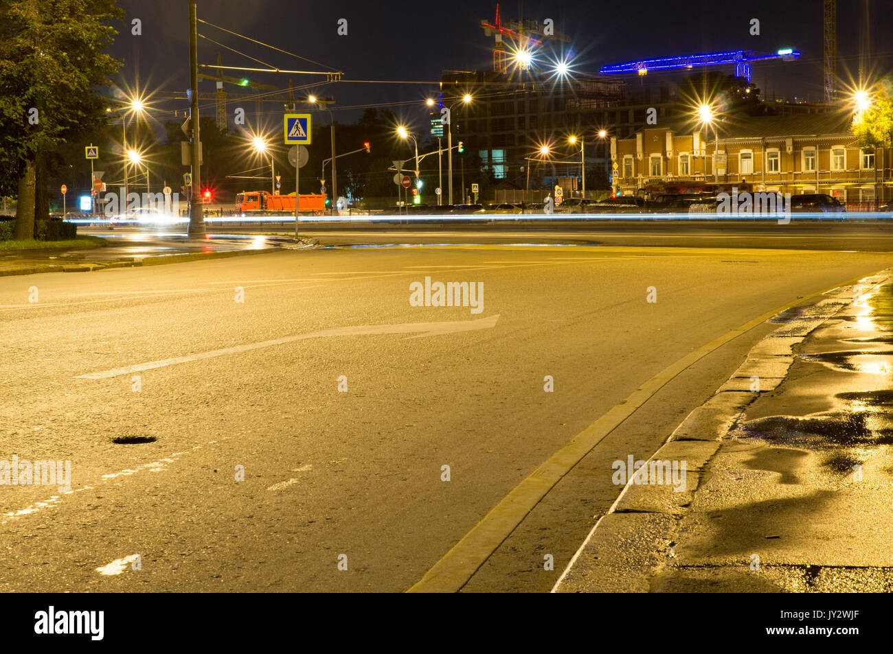 Ciudad moderna con las luces de la calle y el tráfico durante la noche, la vida de la ciudad de fondo. Foto de stock
