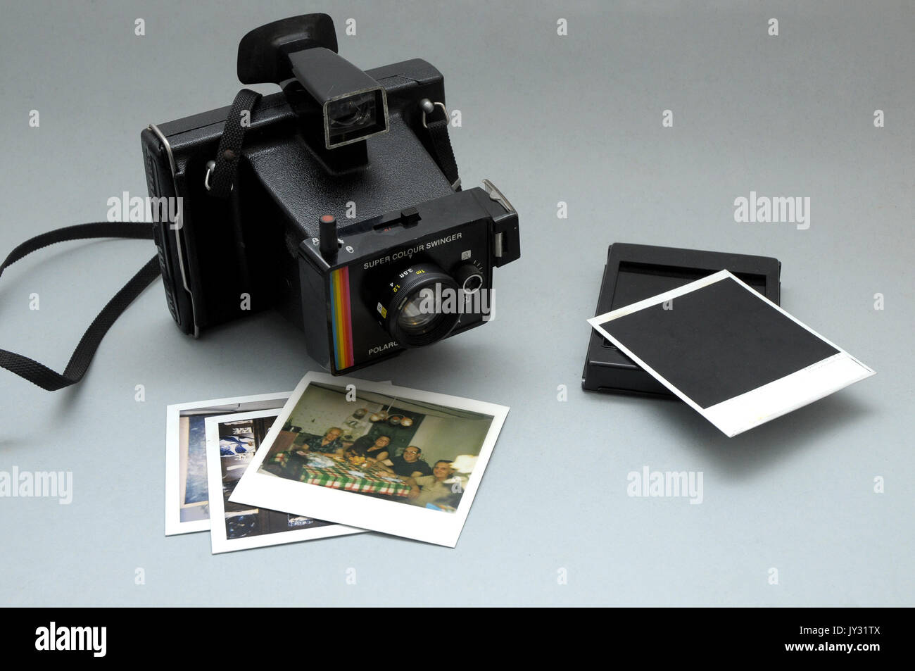 El uno al otro sustracción Combatiente Cámara Polaroid, modelo Super Color Swinger, vintage en muy buenas  condiciones y polartoid fotos Fotografía de stock - Alamy