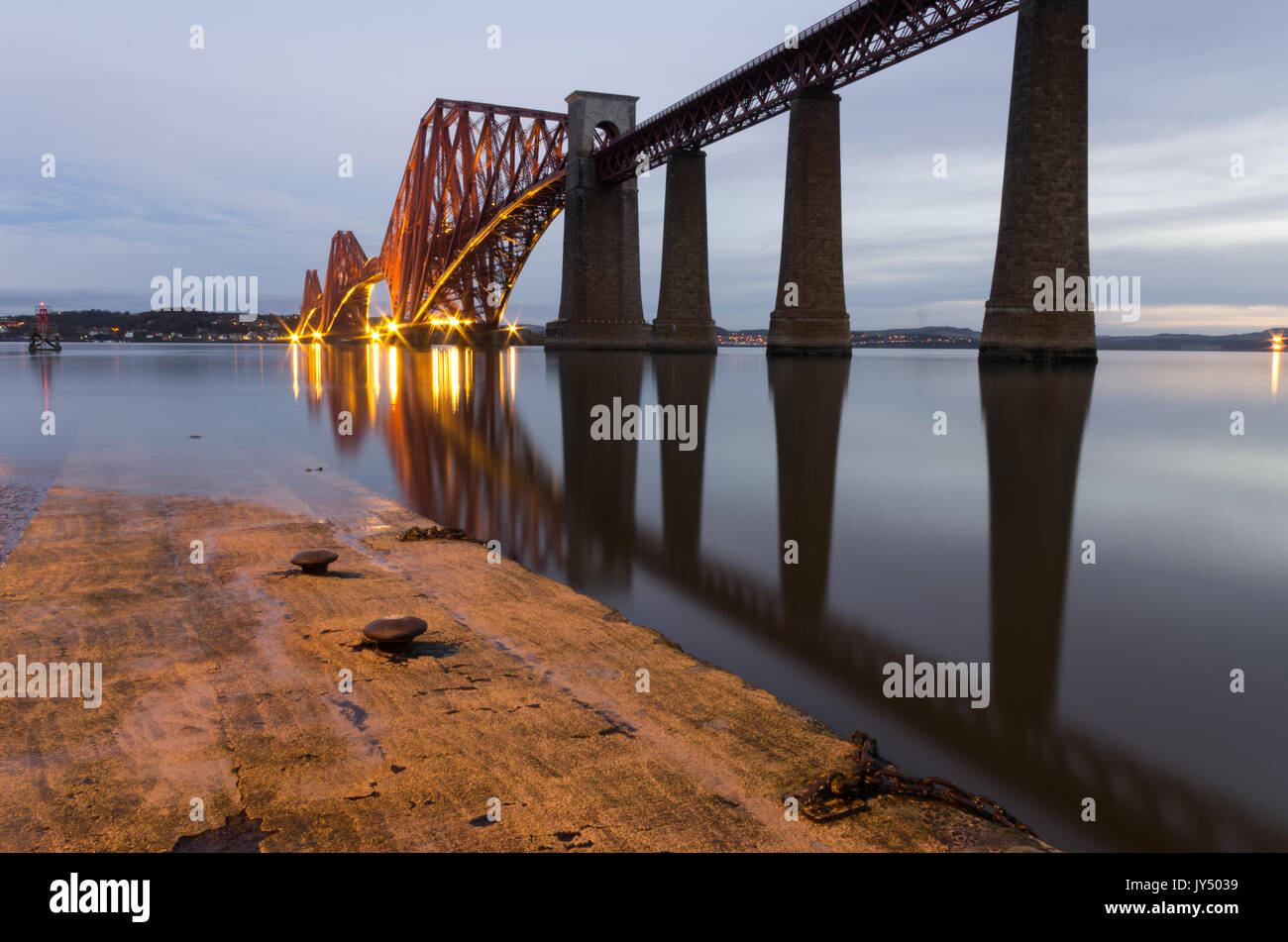 Amanecer en el puente ferroviario de Forth, South Queensferry, Firth of Forth, Escocia Foto de stock