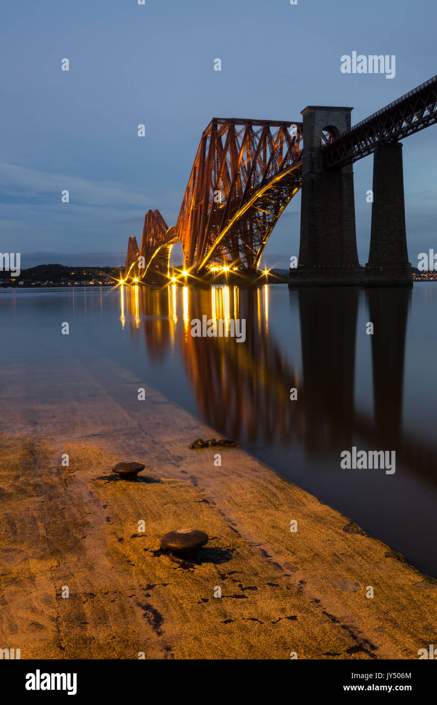 Amanecer en el puente ferroviario de Forth, South Queensferry, Firth of Forth, Escocia Foto de stock