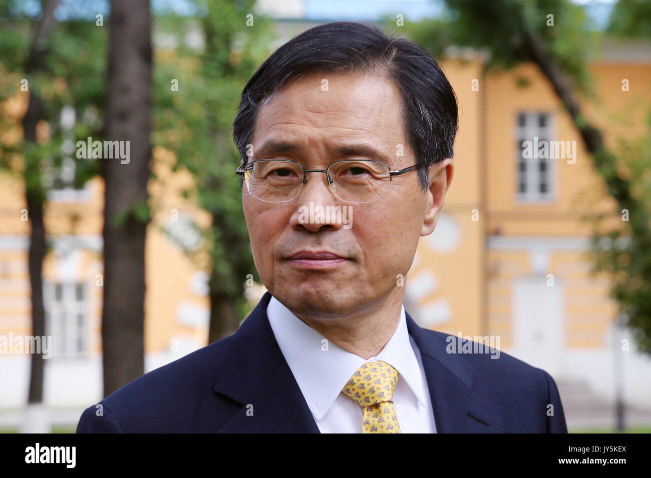 Moscú, Rusia. 18 Aug, 2017. El Embajador de Corea del Sur a Rusia Park Ro-byug ve delante de una reunión con el Ministro de Deportes ruso Pavel Kolobkov. Crédito: Vladimir Gerdo/TASS/Alamy Live News Foto de stock