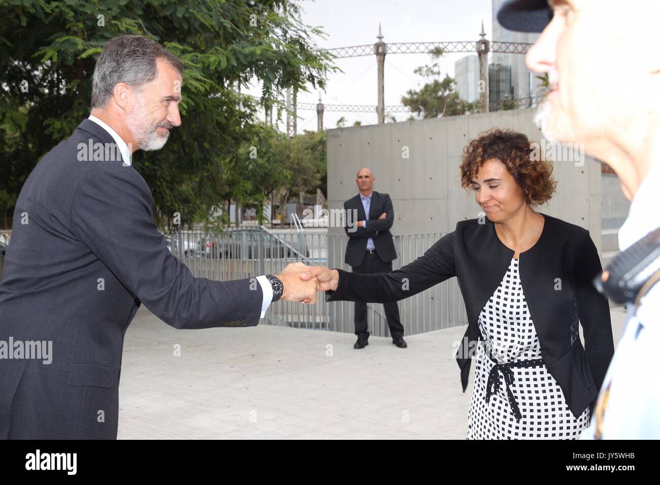 Barcelona, España. 19 Aug, 2017. Los reyes españoles Felipe VI visita el personal de emergencias médicas en el segundo día después de que un auto ataque terrorista en Las Ramblas de Barcelona el sábado 19 de agosto de 2017. Crédito: Gtres Información más Comuniación en línea,S.L./Alamy Live News Foto de stock