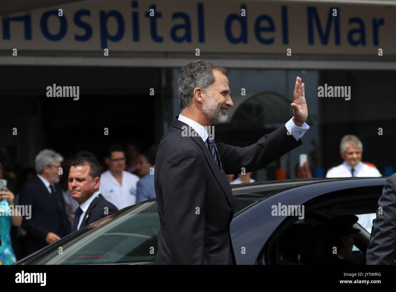 Barcelona, España. 19 Aug, 2017. El Rey de España Felipe VI deja tras su visita a las víctimas de los ataques terroristas en el hospital de Mar de Barcelona, Barcelona, España, 19 de agosto de 2017. Al menos 14 personas muertas y aproximadamente 130 heridas después de coches se estrelló en los peatones en el boulevard de Las Ramblas de Barcelona y a un paseo de la ciudad costera de Cambrils el 17 de agosto. El llamado "Estado islámico" (IS) en el ínterin ha reivindicado la autoría de los atentados en Barcelona y Cambrils. Foto de stock